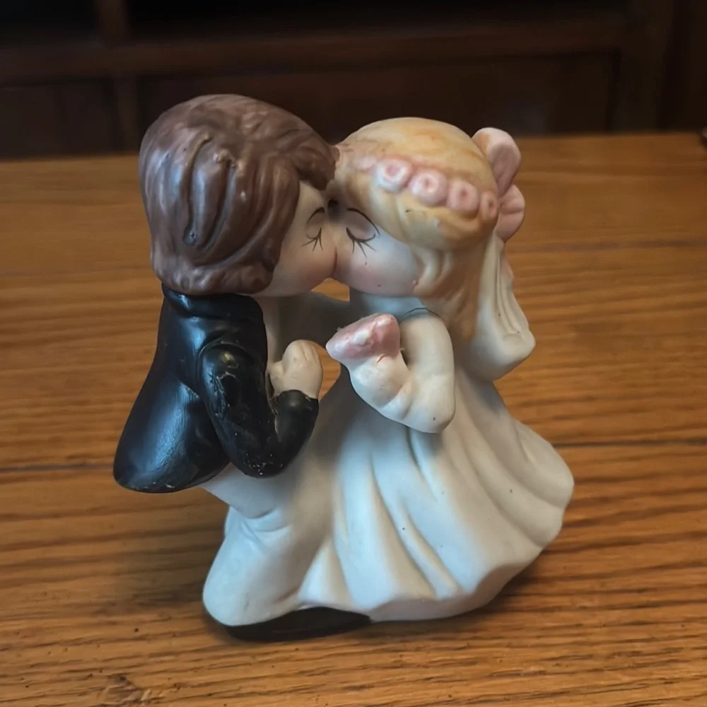 Romantic Couple Figurine - Black and White